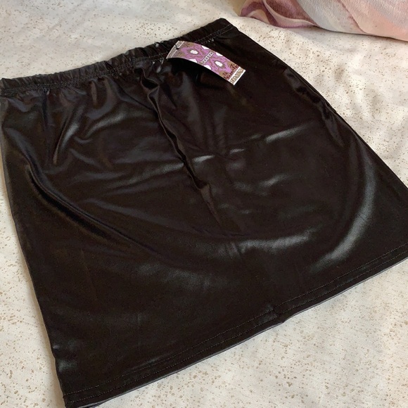 Boohoo wet look mini skirt - Picture 2 of 6